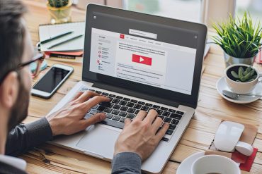 Google Chrome: Watch YouTube videos even when working on Google Chrome, two click trick